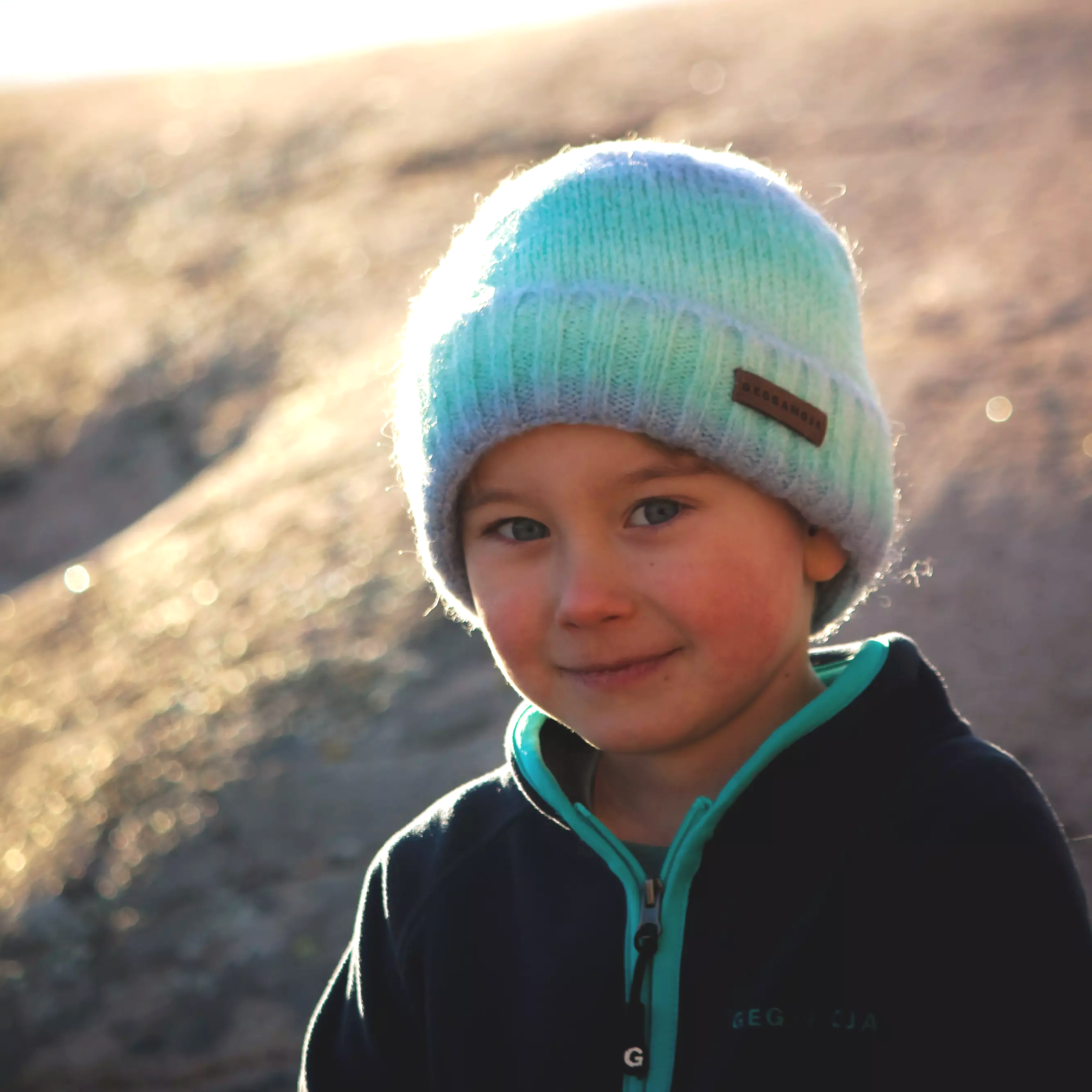 Knitted Rainbow Hattu Sininen