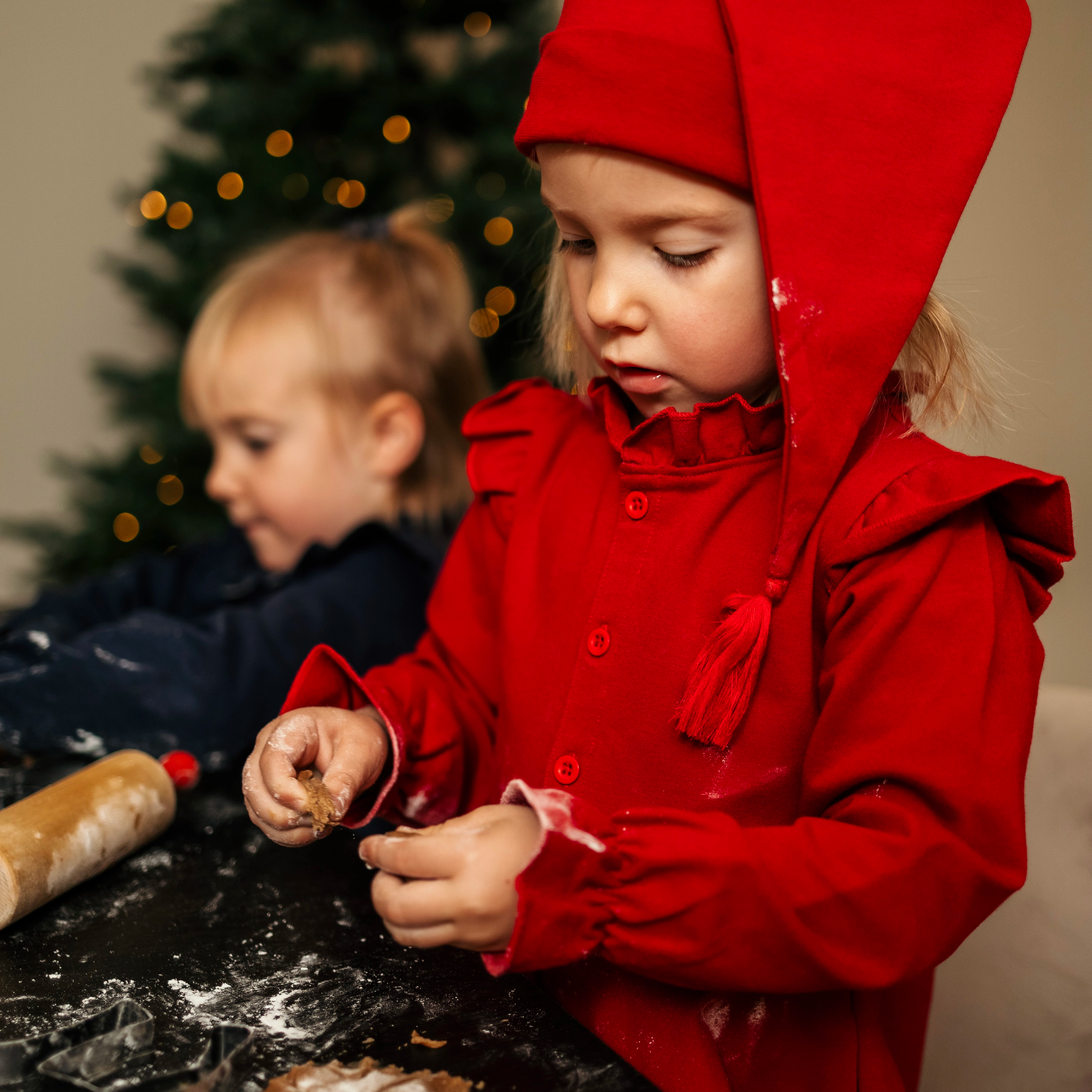 Klänning med volang Mörkröd